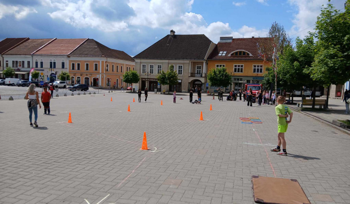 Akcie / Čo sa hýbe, to je živé.  - foto