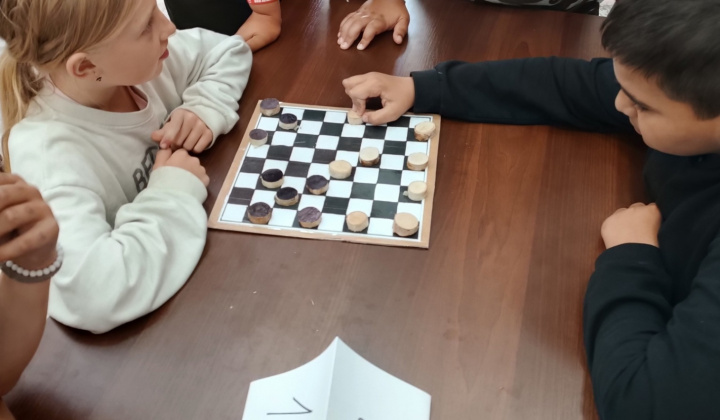 Akcie / Školský turnaj v dáme  - foto