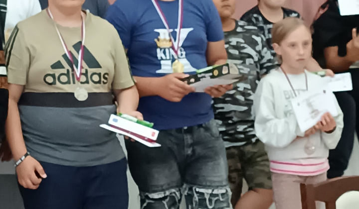 Akcie / Školský turnaj v dáme  - foto