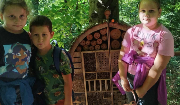 Akcie / Turistická vychádzka  - foto