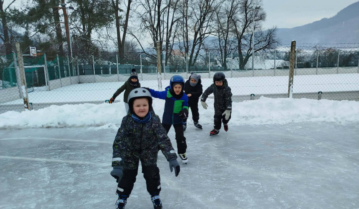 Akcie / Školské klzisko  - foto