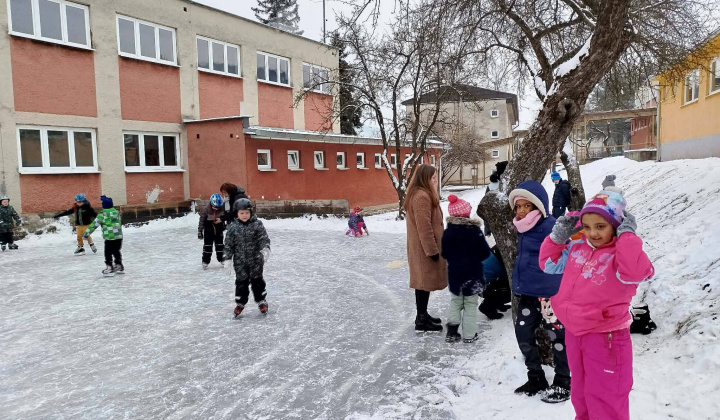 Akcie / Školské klzisko  - foto
