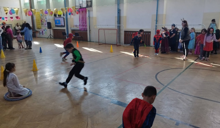 Akcie / Maškarný ples  - foto