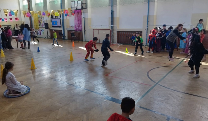 Akcie / Maškarný ples  - foto