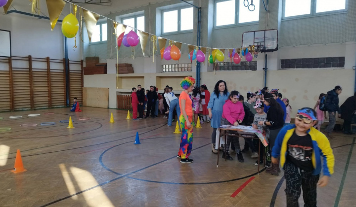 Akcie / Maškarný ples  - foto