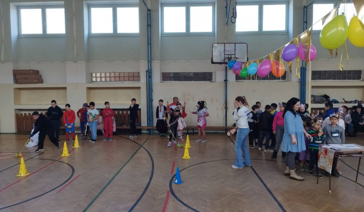 Akcie / Maškarný ples  - foto