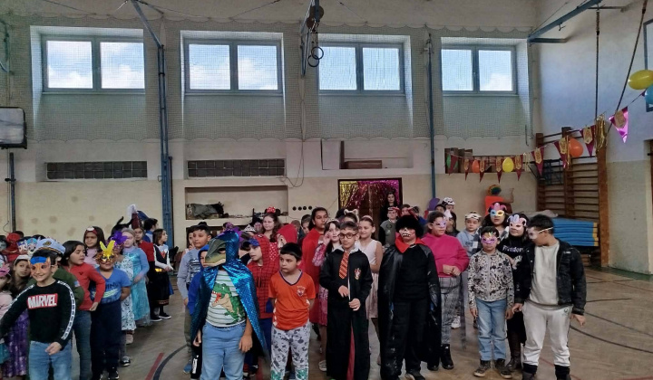 Akcie / Maškarný ples  - foto