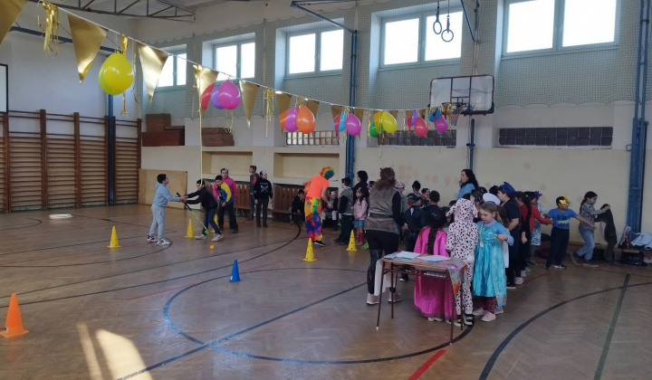 Akcie / Maškarný ples  - foto