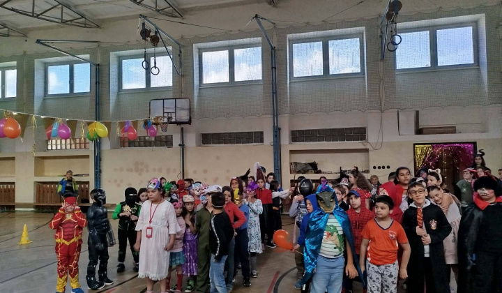 Akcie / Maškarný ples  - foto