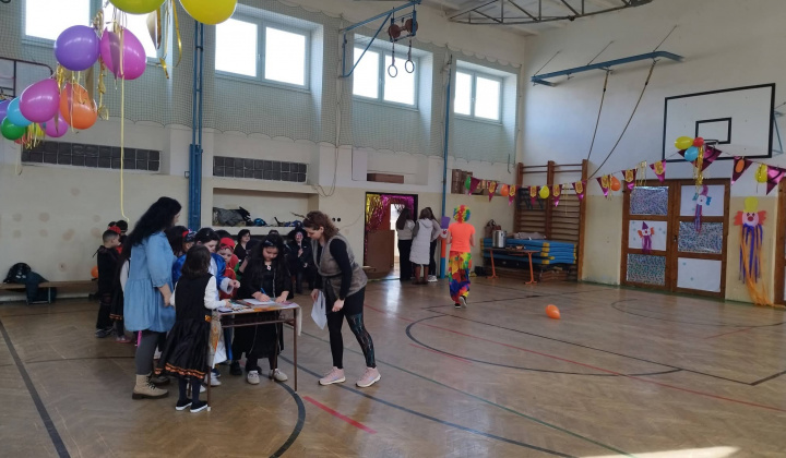 Akcie / Maškarný ples  - foto