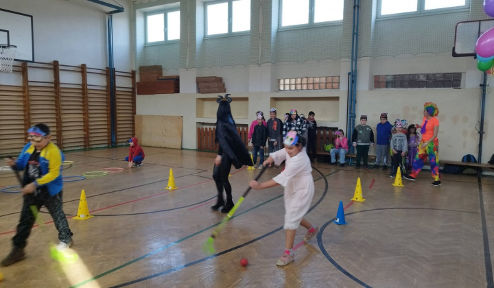 Akcie / Maškarný ples  - foto