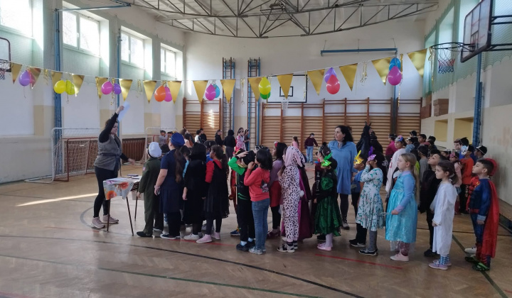 Akcie / Maškarný ples  - foto