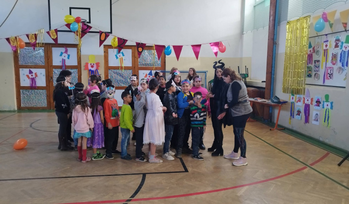 Akcie / Maškarný ples  - foto