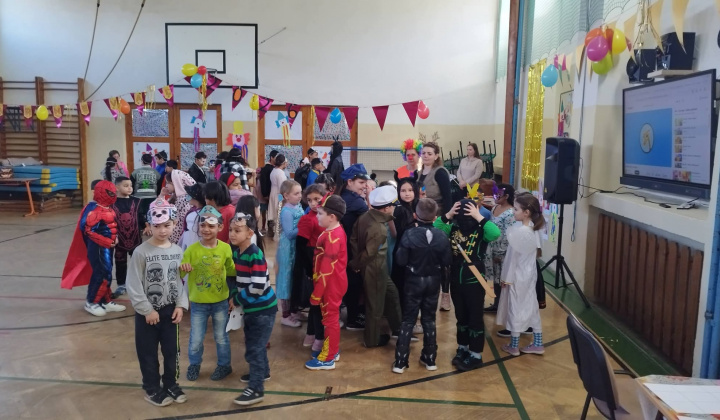 Akcie / Maškarný ples  - foto