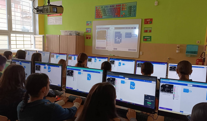 Akcie / Keď dievčatá programujú  - foto