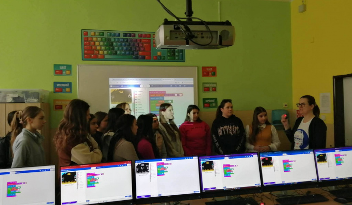 Akcie / Keď dievčatá programujú  - foto