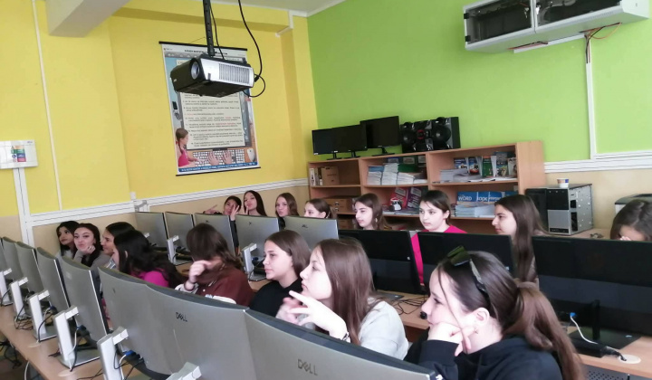 Akcie / Keď dievčatá programujú  - foto