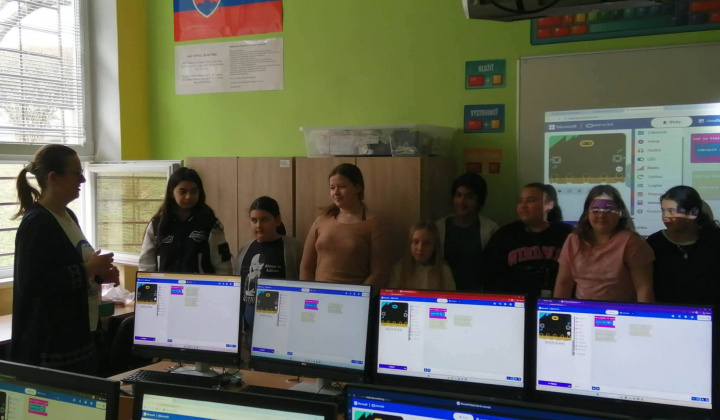 Akcie / Keď dievčatá programujú  - foto