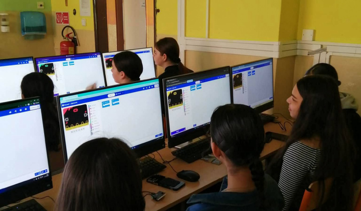 Akcie / Keď dievčatá programujú  - foto