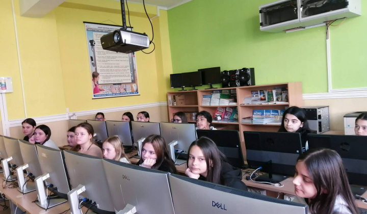 Akcie / Keď dievčatá programujú  - foto